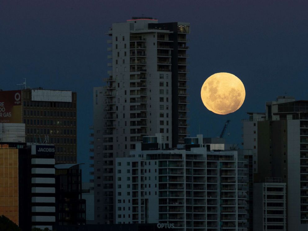 PHOTO: A super blue blood moon rises over the city of Perth in Western Australia, Jan. 31, 2018.