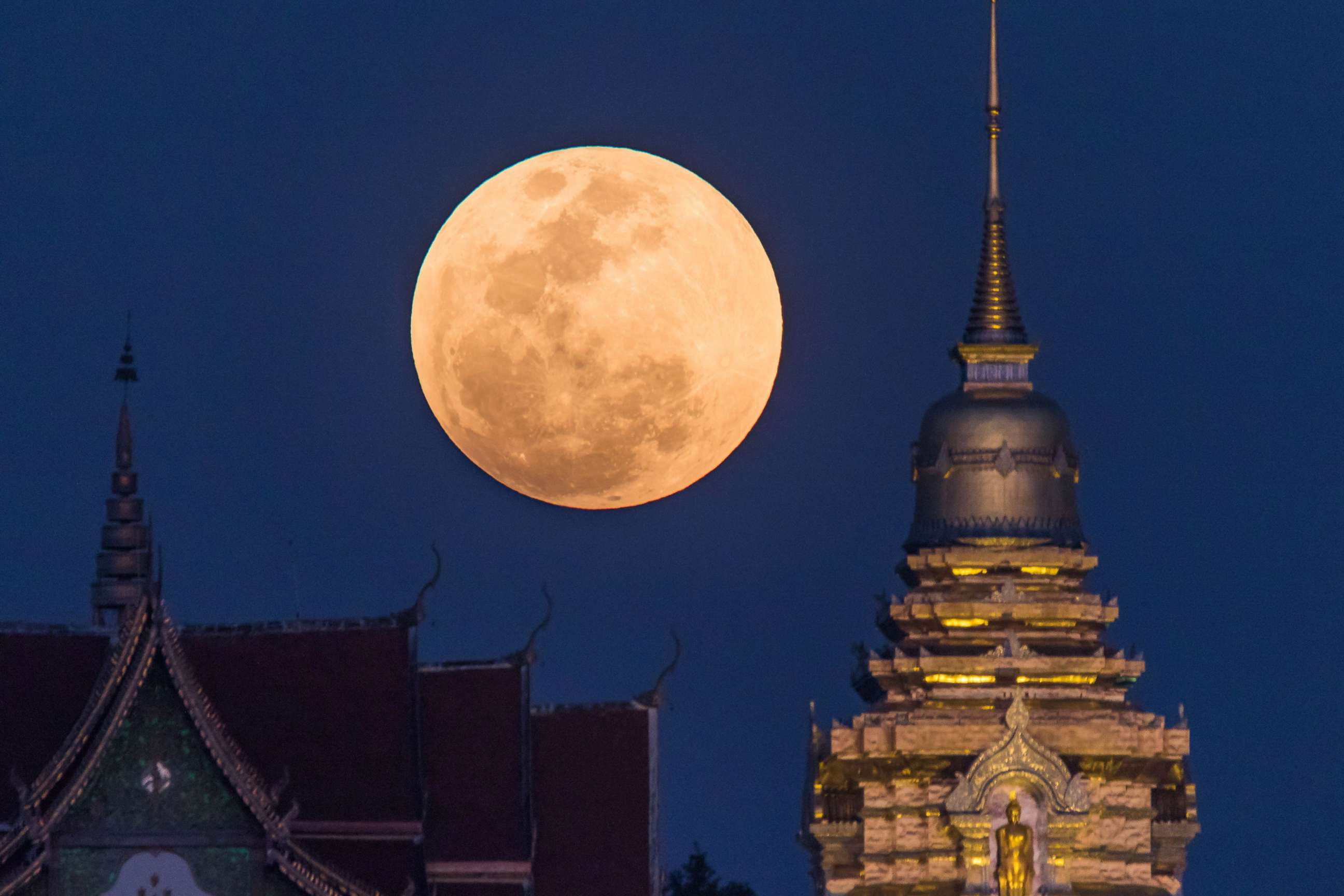 PHOTO: A super blue blood moon rises behind a Buddhist temple in Chiang Mai, Thailand, on Jan. 31, 2018.