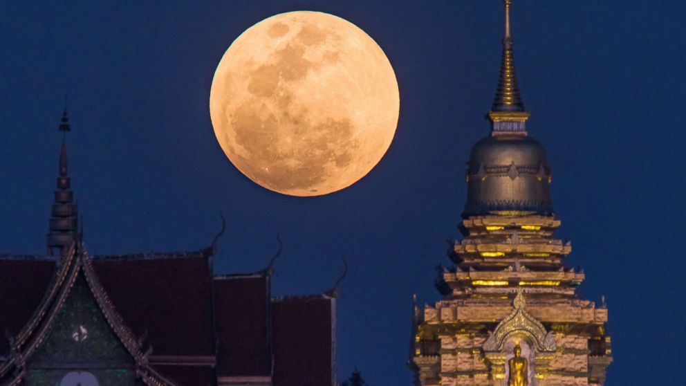 PHOTO: A super blue blood moon rises behind a Buddhist temple in Chiang Mai, Thailand, on Jan. 31, 2018.