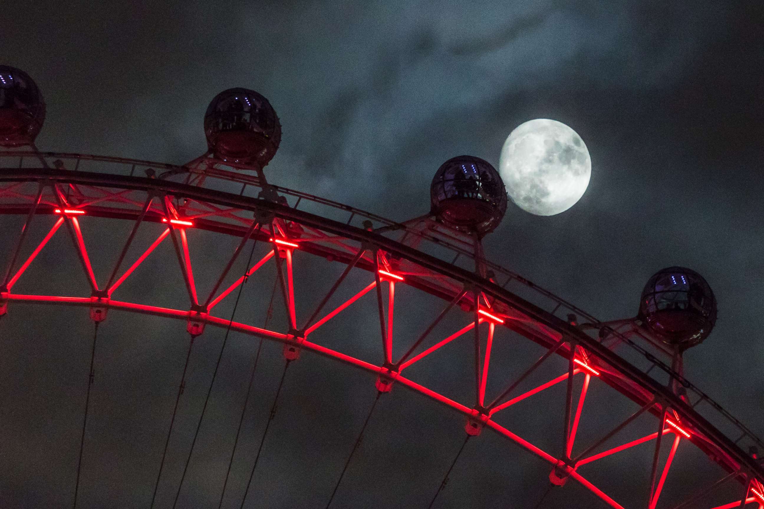 PHOTO: Seen from Downing Street, the moon rises behind the London Eye, Dec. 01, 2017 in London.

