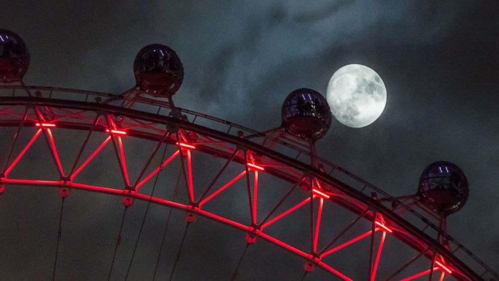 PHOTO: Seen from Downing Street, the moon rises behind the London Eye, Dec. 01, 2017 in London.

