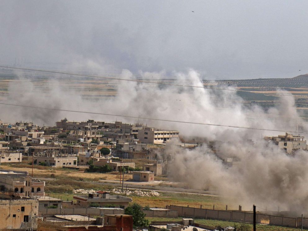 图片：2019年5月22日，在反叛分子控制的伊德利卜省南部农村的汗谢赫镇报道了叙利亚政府部队的轰炸事件后，看到了烟雾。 