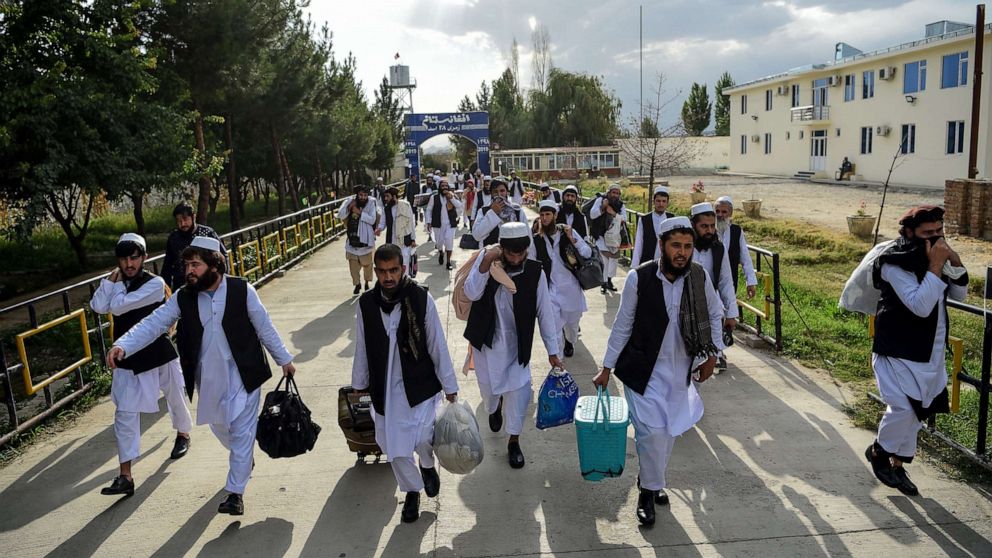 PHOTO: Taliban prisoners walk as they are in the process of being potentially released from Pul-e-Charkhi prison, on the outskirts of Kabul, Afghanistan, on July 31, 2020.