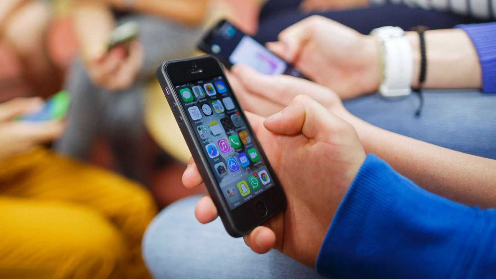 PHOTO: A group of students play with their smartphones, Sept. 19, 2014.