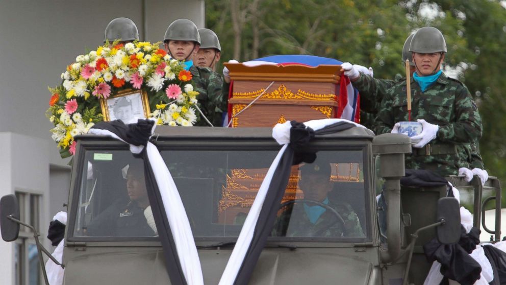 PHOTO: An honor guard carries the coffin of Samarn Poonan, 38, a former member of Thailand's elite navy SEAL unit who died working to save 12 boys and their soccer coach trapped inside a flooded cave, at Chiang Rai airport, Thailand, July 6, 2018.