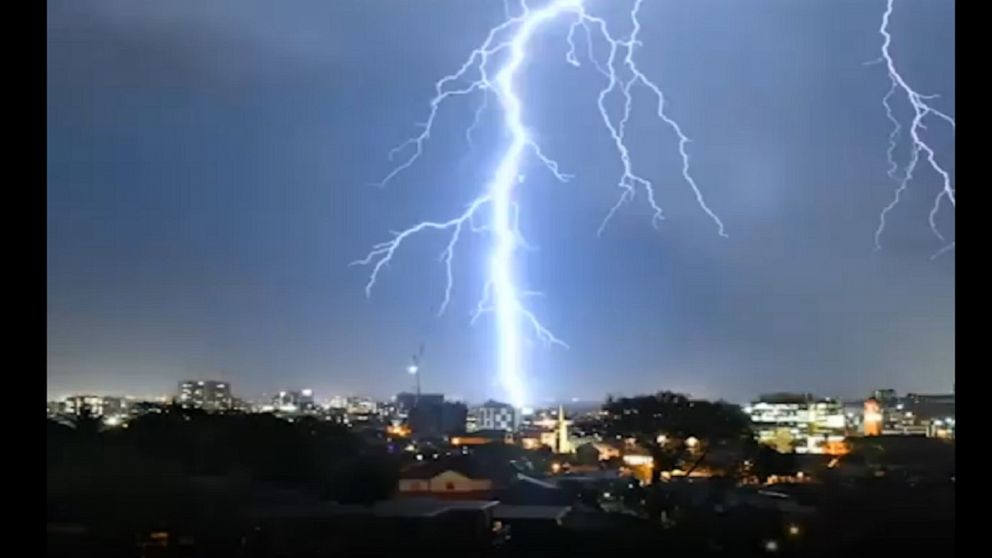 Video Severe thunderstorm sends lighting through sky - ABC News