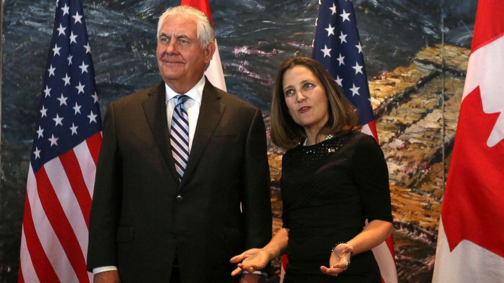 Canada's Minister of Foreign Affairs Chrystia Freeland (r) welcomes Secretary of State Rex Tillerson (L) at Global Affairs in Ottawa, Ontario, Dec. 19, 2017. 