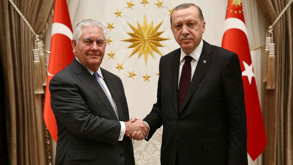 Turkish President Recep Tayyip Erdogan (R) receives US Secretary of State Rex Tillerson (L) at the Presidential Complex in Ankara, Turkey, Feb. 15, 2018.
