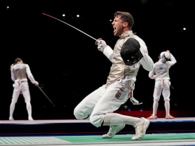Momen-momen penting dari Pertandingan Olimpiade: Hari 3 thumbnail