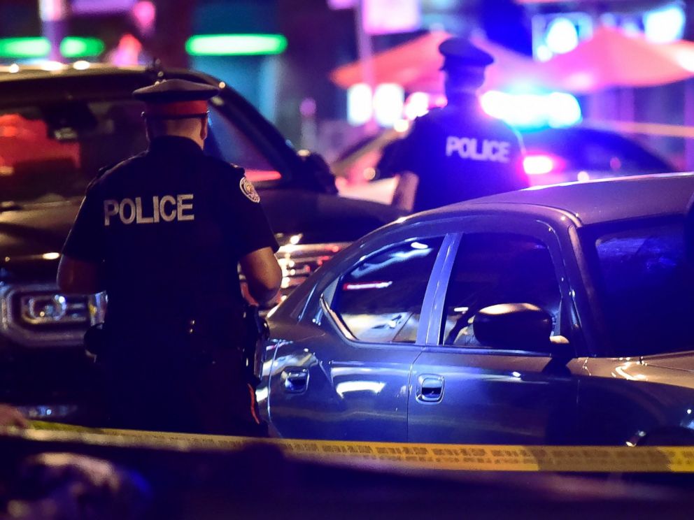 A polícia trabalha a cena de um tiroteio em Toronto no domingo, 22 de julho de 2018.
