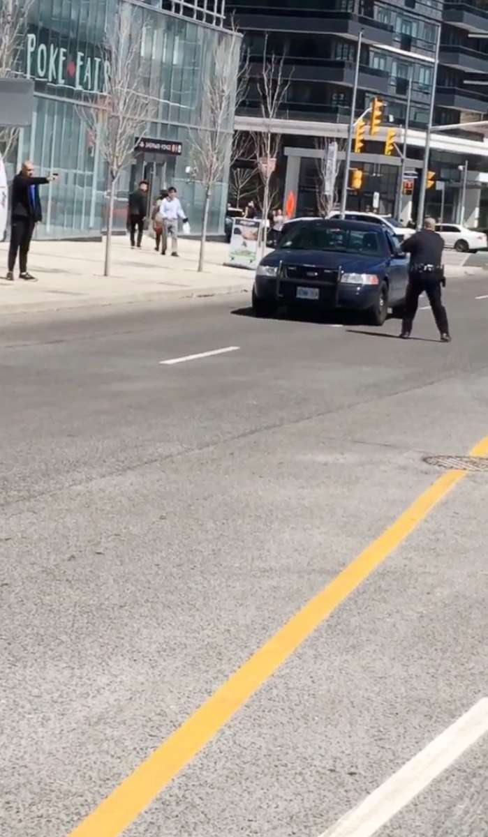 PHOTO: Video footage shows a police officer confronting the man who allegedly rammed into pedestrians with a van in Toronto, Canada, April 23, 2018.