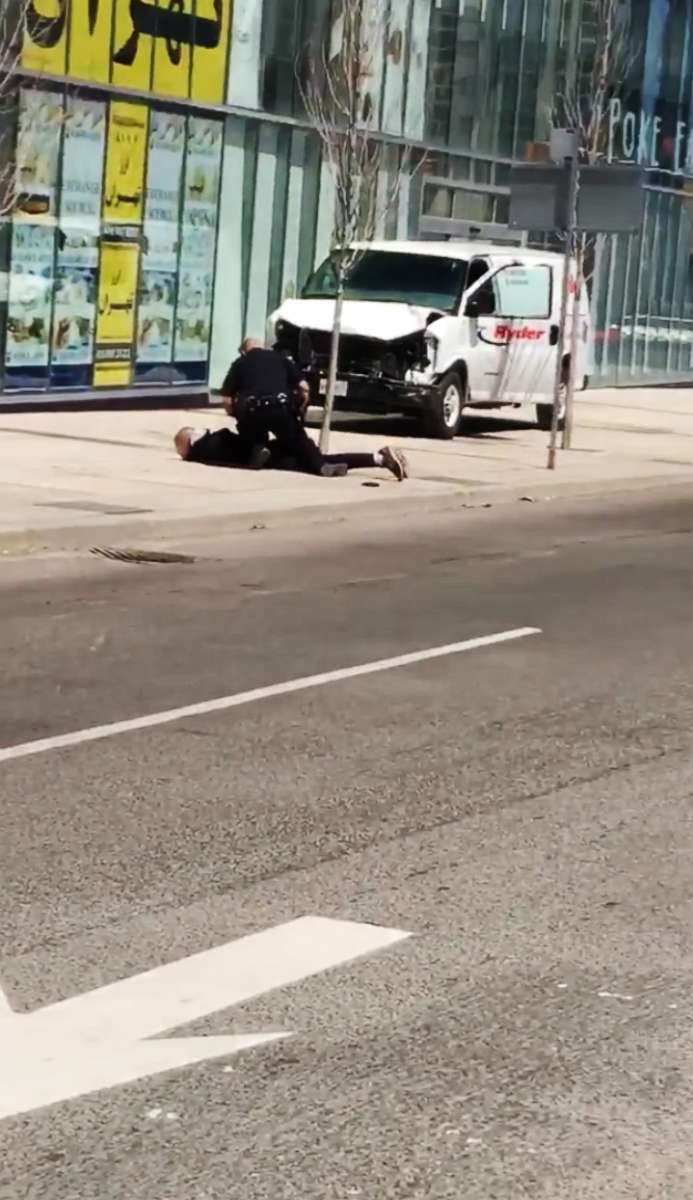 PHOTO: Video footage shows a police officer confronting the man who allegedly rammed into pedestrians with a van in Toronto, Canada, April 23, 2018.