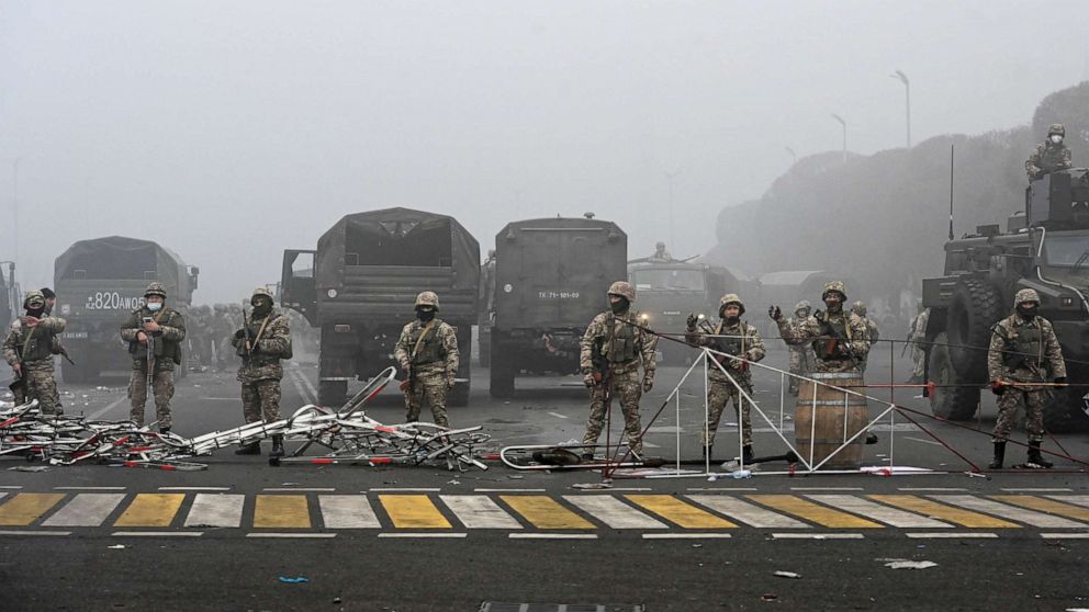 何十人ものデモ隊が死亡し、数千人が逮捕され、ロシア軍がカザフスタンに到着しました。