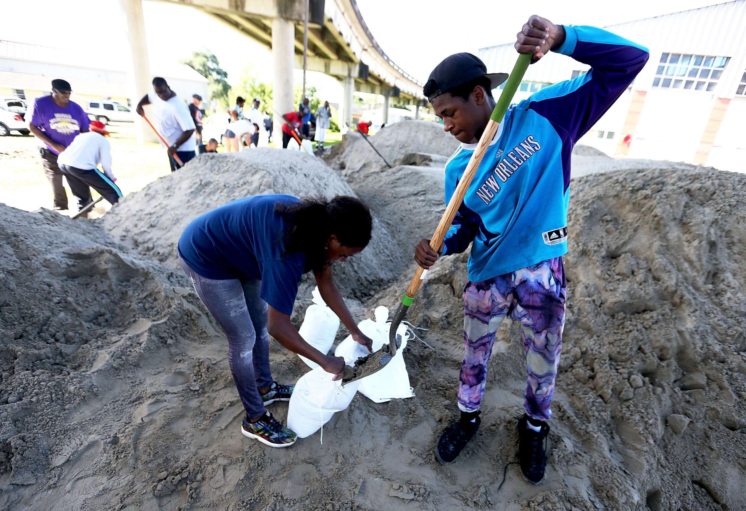 PHOTO: New Orleans residents fill sandbags in preparation for Tropical Storm Nate, Oct. 6, 2017, in New Orleans.