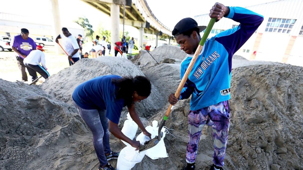 PHOTO: New Orleans residents fill sandbags in preparation for Tropical Storm Nate, Oct. 6, 2017, in New Orleans.