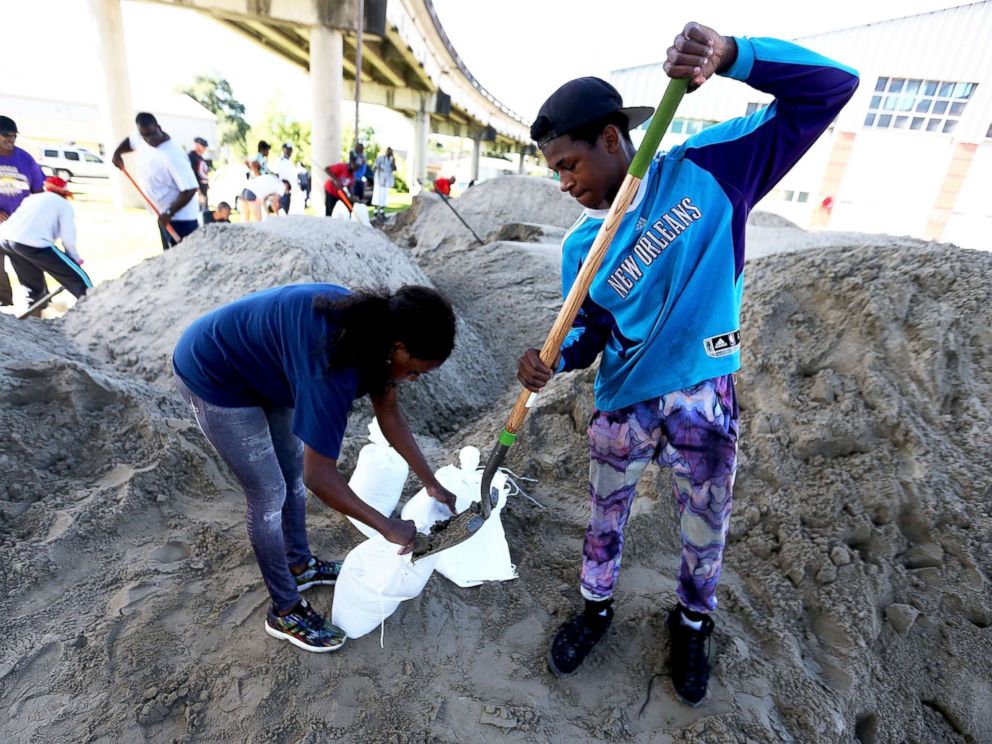 PHOTO: New Orleans residents fill sandbags in preparation for Tropical Storm Nate, Oct. 6, 2017, in New Orleans.