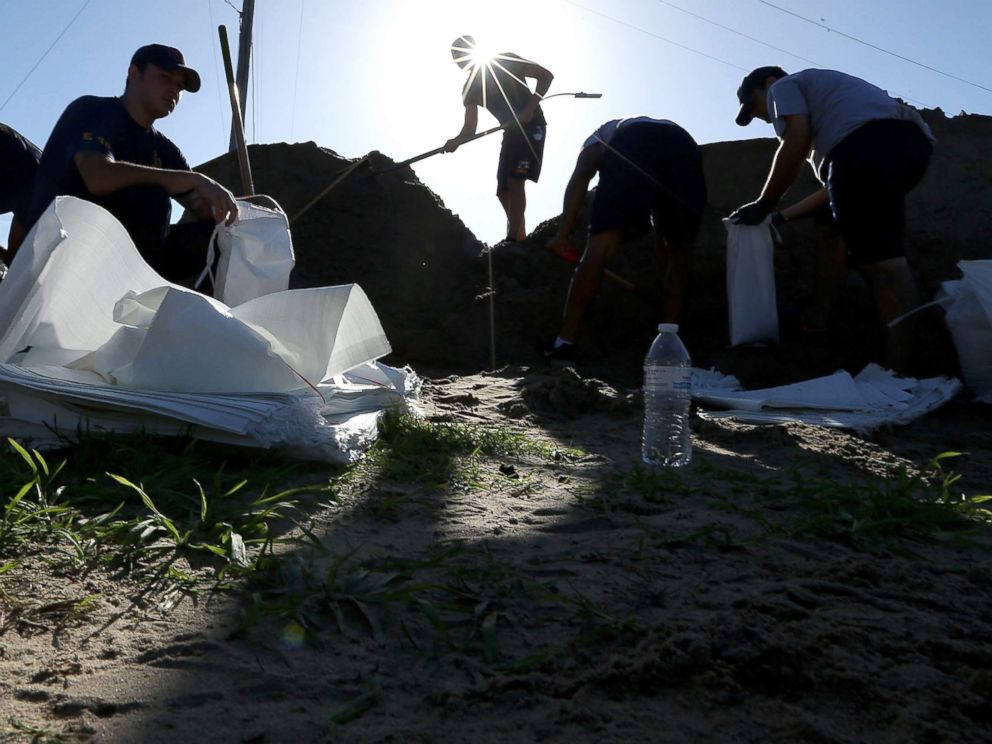 PHOTO: New Orleans residents fill sand bags in preparation for Tropical Storm Nate, Oct. 6, 2017, in New Orleans.