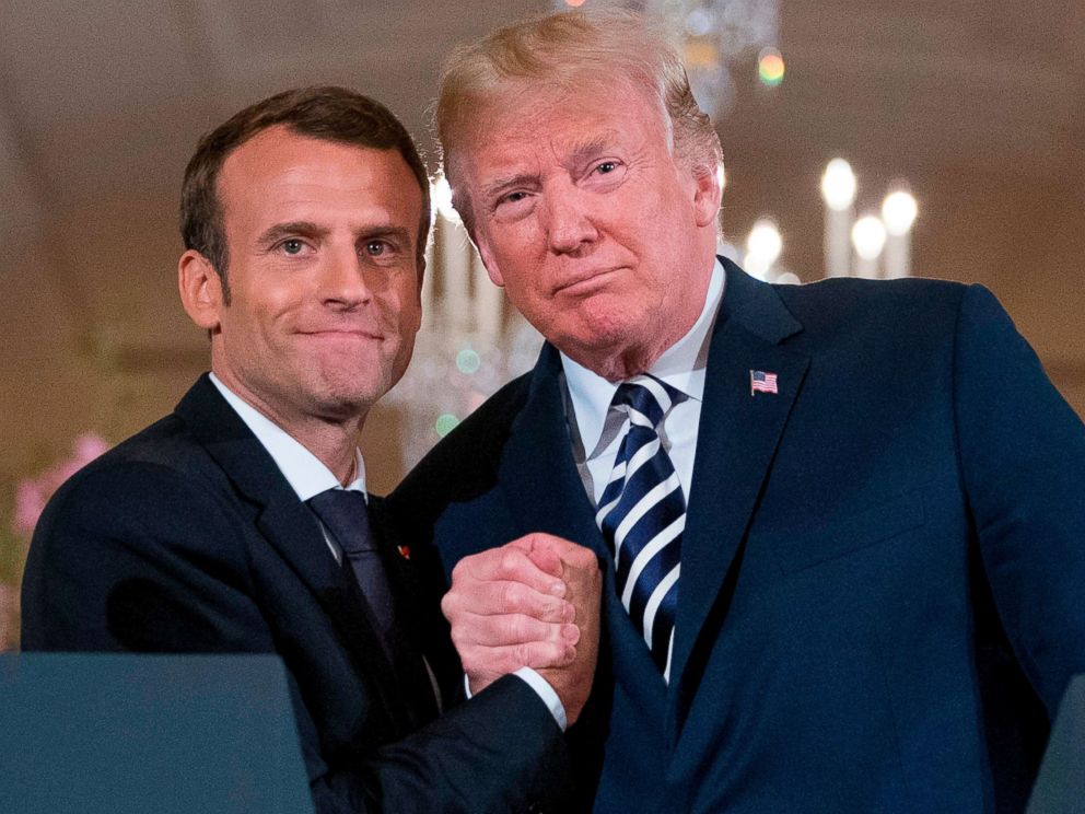 PHOTO: Le président français Emmanuel Macron et le président Donald Trump s'embrassent à l'issue d'une conférence de presse dans la salle Est de la Maison Blanche à Washington, le 24 avril 2018.