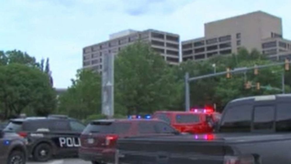 Foto: Die Polizeibehörde von Tulsa reagiert auf aktive Schüsse in der Nähe von 61st und Yale, 1. Juni 2022.