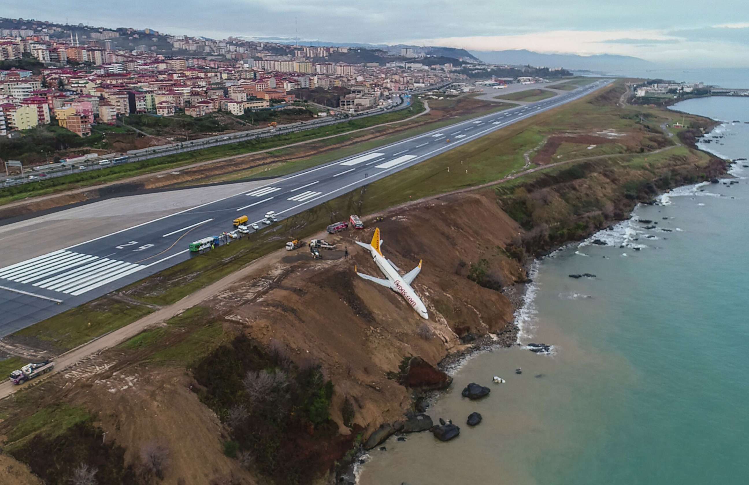 PHOTO: A Pegasus Airlines Boeing 737 passenger plane sits on a cliff after skidding off the runway at Trabzon's airport on the Black Sea coast in Turkey, Jan. 14, 2018.