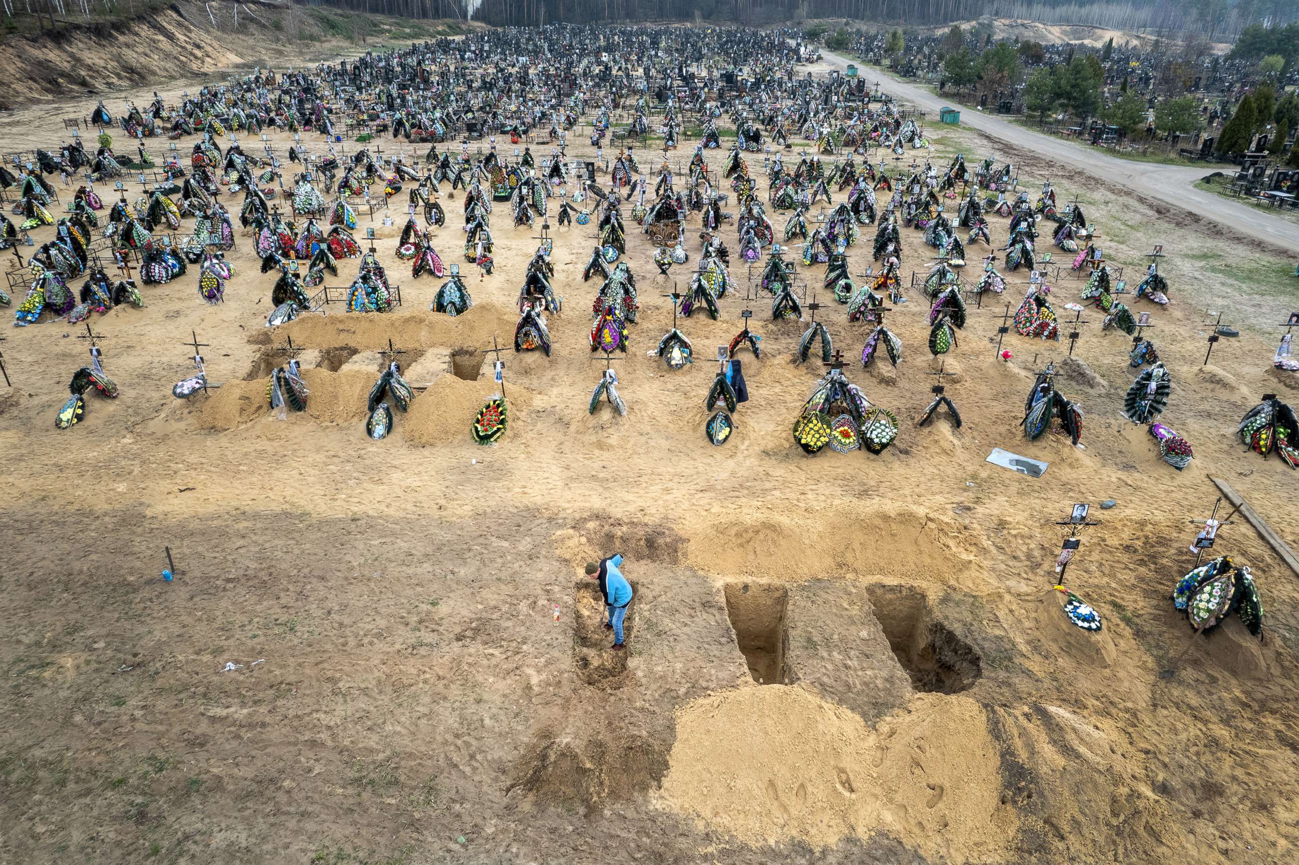 Сколько погибших мирных в мариуполе. Кладбище. Массовые захоронения на Украине. Кладбище фото.
