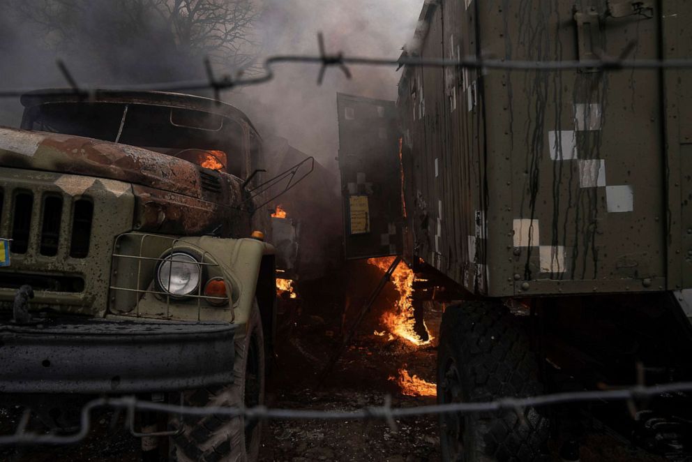 FOTO: El equipo militar ucraniano dañado se ve después del bombardeo ruso en las afueras de Mariupol, Ucrania, el 24 de febrero de 2022.