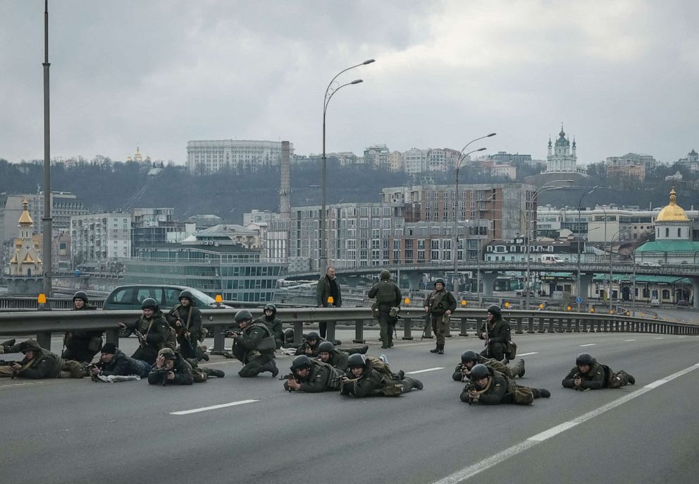 FOTO: Militares de la Guardia Nacional de Ucrania toman posiciones en el centro de Kiev el 25 de febrero de 2022.