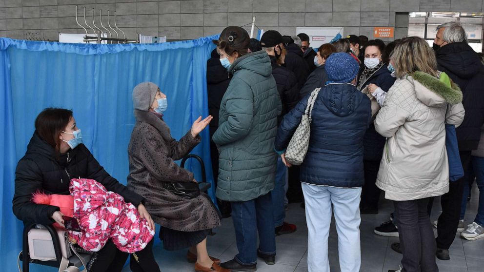 ФОТО: Люди ждут своей очереди в вакцинационном центре в Краматорске, Украина, 22 октября 2021 года.