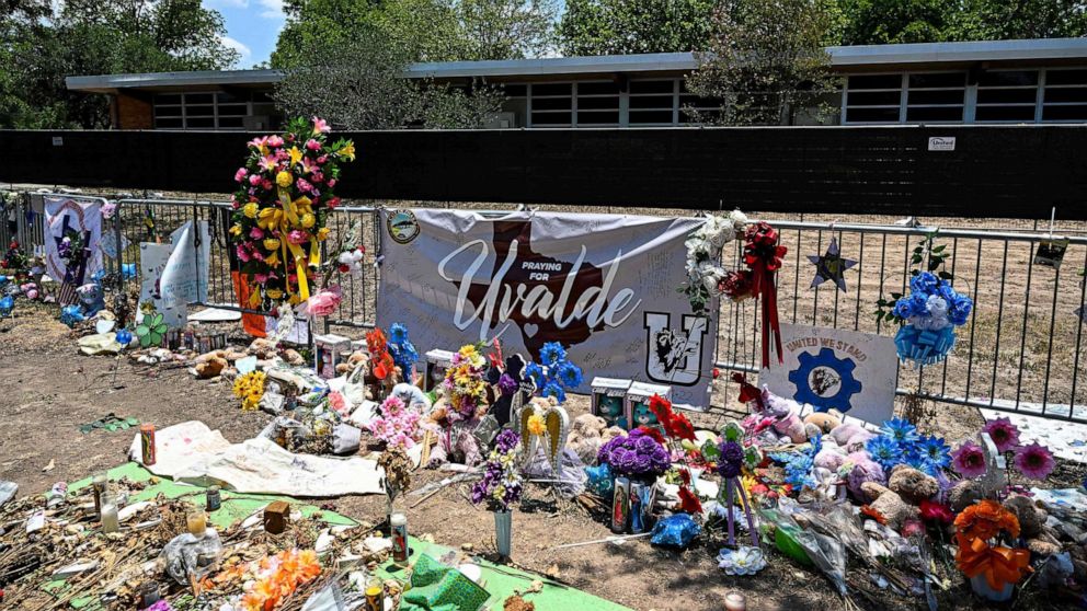 PHOTO : Des souvenirs décorent un mémorial improvisé aux victimes d'une fusillade à la Robb Elementary School à Uvalde, Texas, le 30 juin 2022.