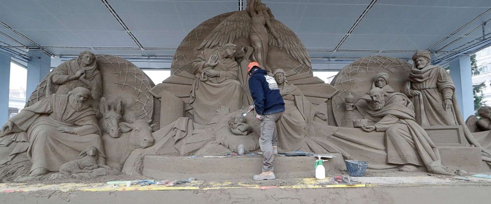 Nativity scene at Vatican's St. Peter's Square sculpted out of 700 tons ...