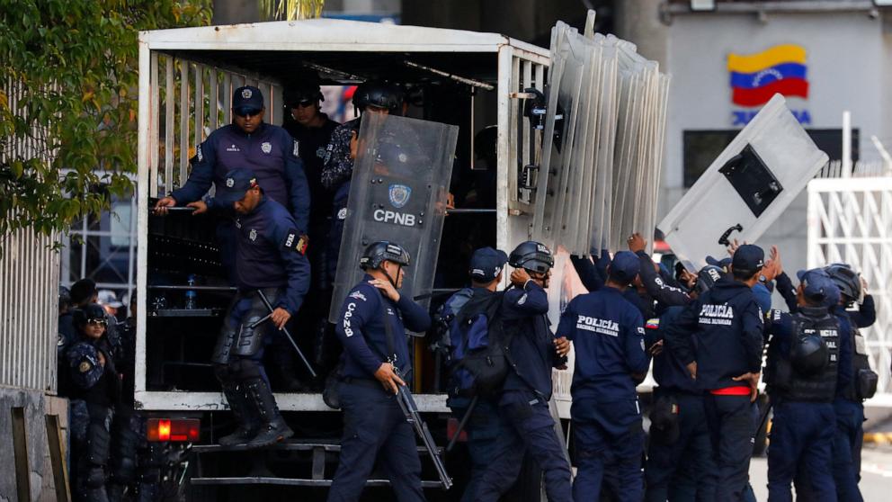 PHOTO: Members of the Bolivarian National Police disembark from a truck, outside the Helicoide detention centre, as the release of foreign and Venezuelan prisoners is expected in Caracas, Venezuela, January 8, 2026. 