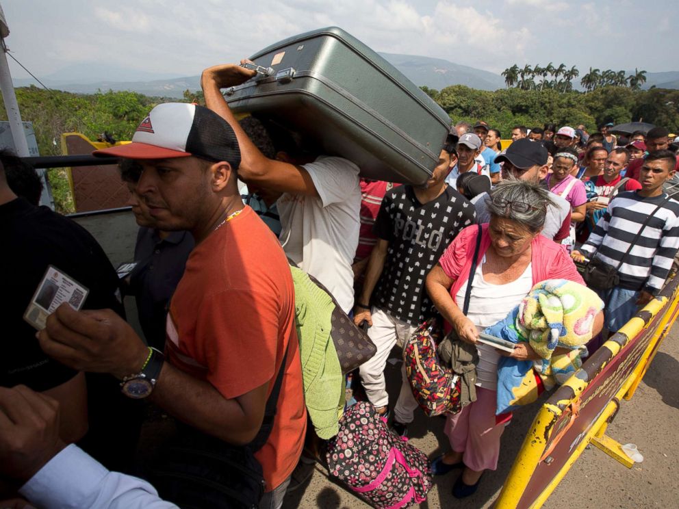 PHOTO: Venezuelans cross the International Simon Bolivar bridge into the Colombia, Feb. 21, 2018.