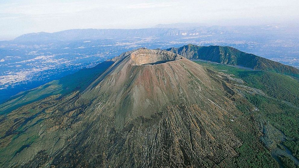 照片：2018 年意大利坎帕尼亚维苏威国家公园的维苏威火山口鸟瞰图。