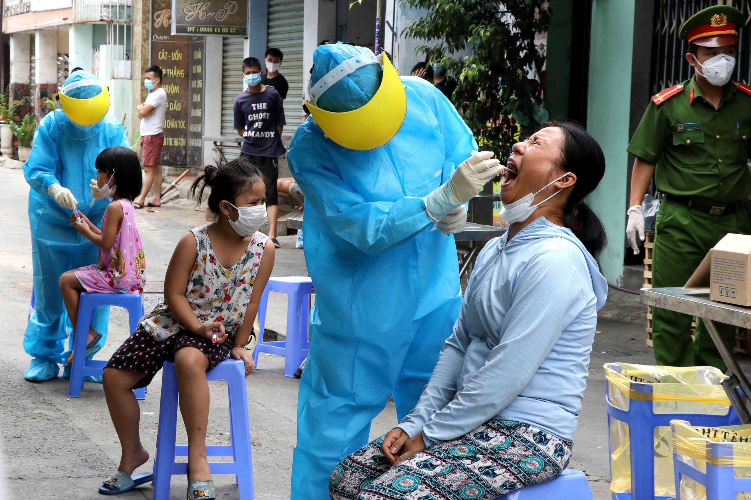 PHOTO: Medical specialists take testing samples from local residents in a residential area amid the spread of COVID-19 in Da Nang, Vietnam, Aug. 3, 2020.