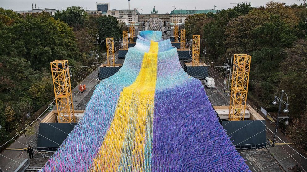 PHOTO: The art installation "Visions in Motion" by the American artist Patrick Shearn can be seen on Strasse des 17. Juni in front of the Brandenburg Gate, Nov. 1, 2019.