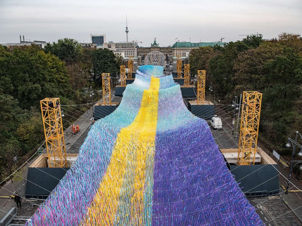 PHOTO: The art installation Visions in Motion by the American artist Patrick Shearn can be seen on Strasse des 17. Juni in front of the Brandenburg Gate, Nov. 1, 2019.
