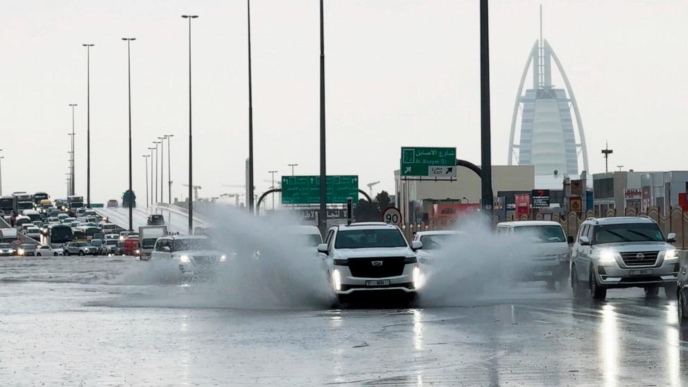 Dubaija ir lieciniece smagiem plūdiem pēc divu gadu lietus, kas nolija 24 stundu laikā
