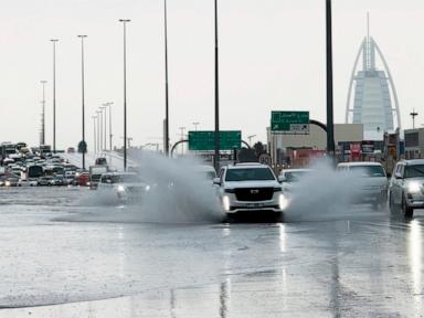 <div></noscript>Dubai sees severe flooding after getting 2 years' worth of rain in 24 hours</div>