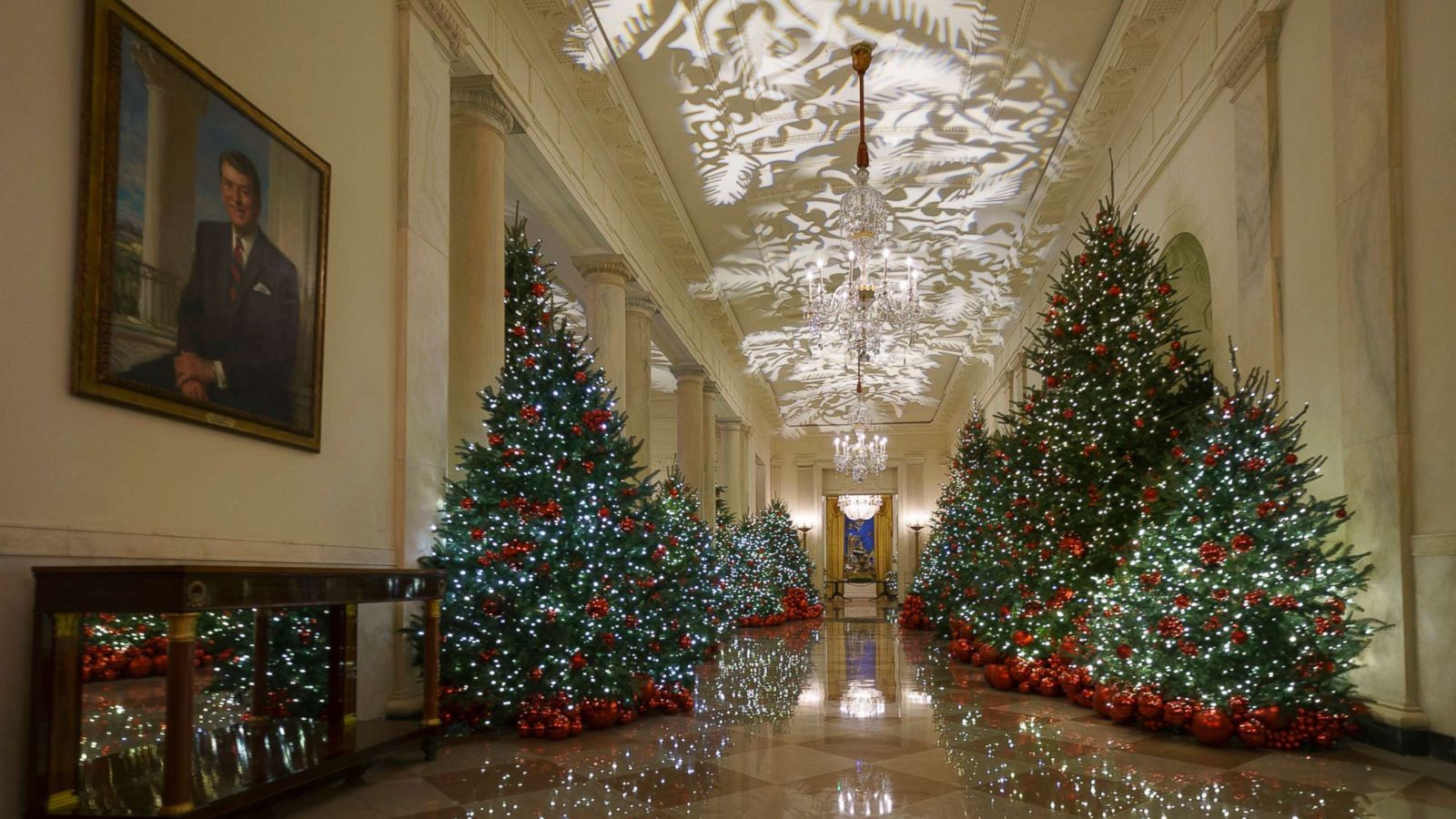 First lady Melania Trump unveils 2018 White House Christmas ...