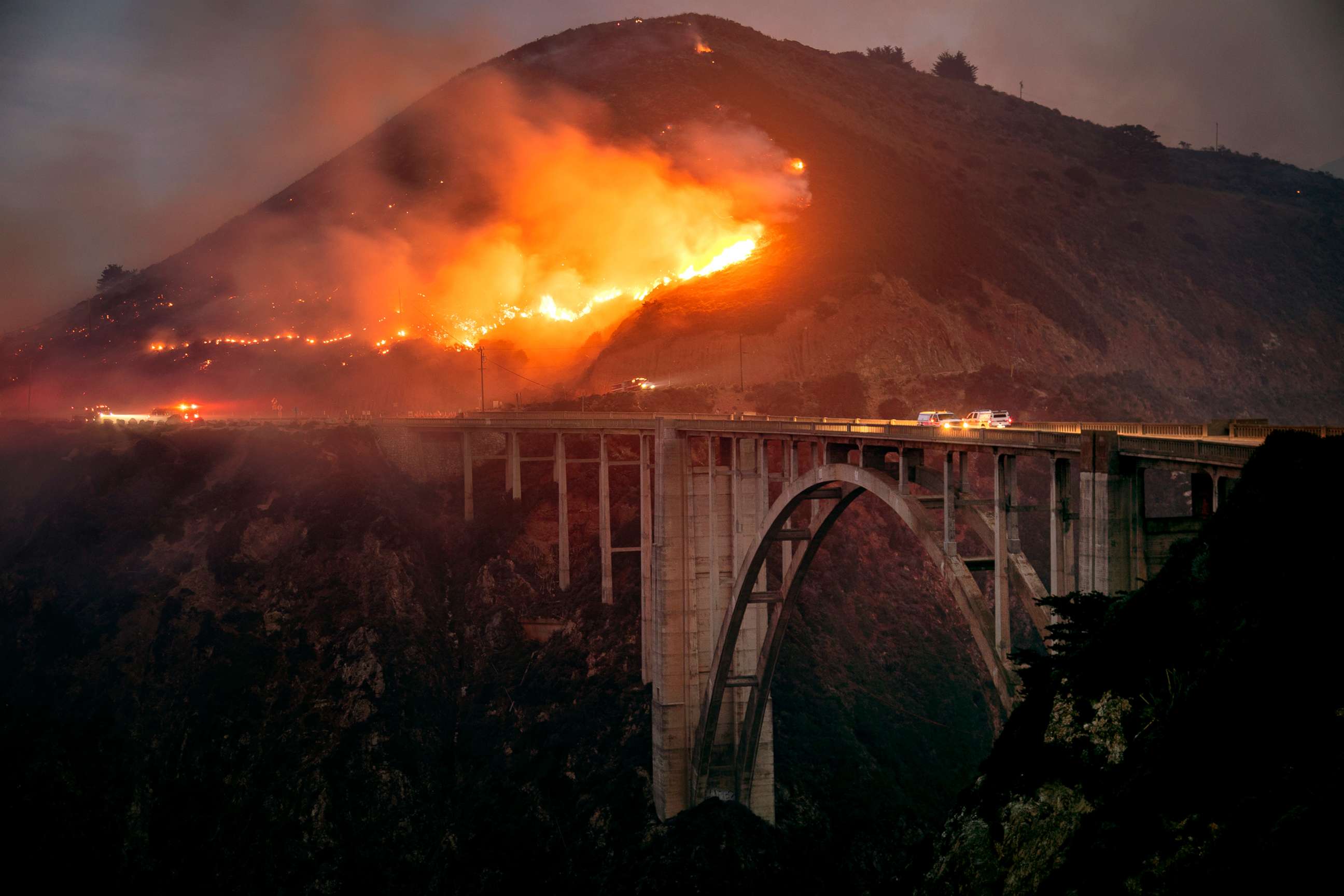 PHOTO: The Colorado Fire burns down toward the Bixby Bridge in Big Sur, Calif., Jan. 22, 2022.