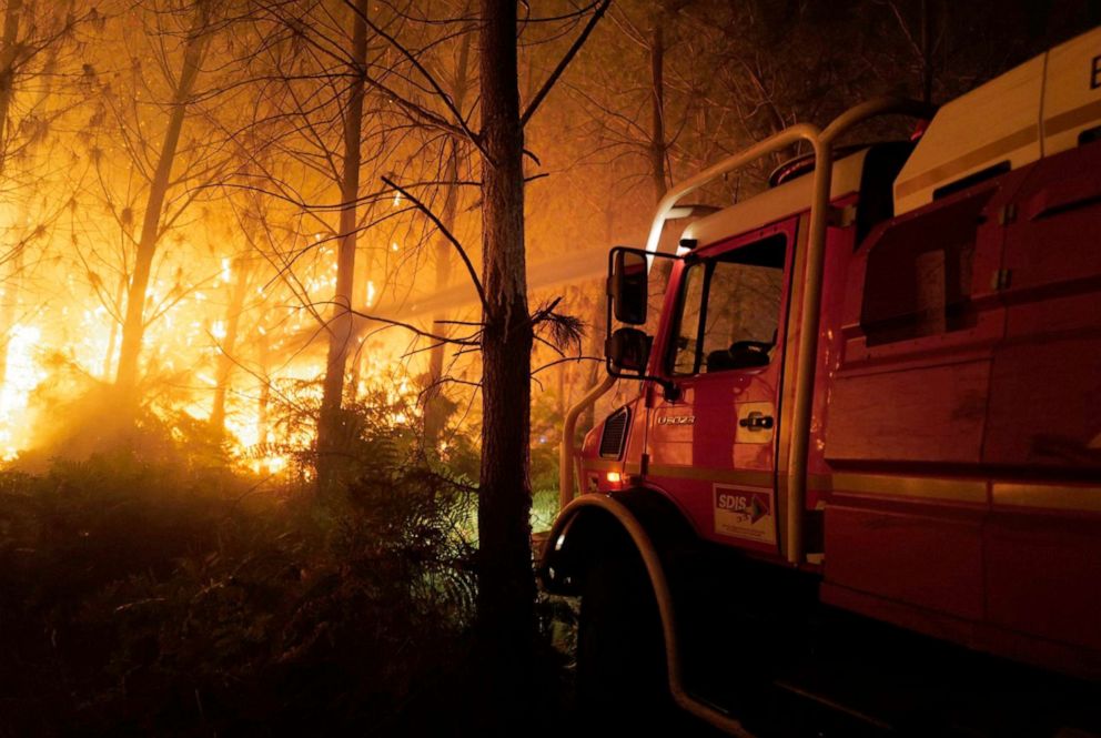 FOTO: Los bomberos trabajan contra un incendio forestal cerca de Landiras, suroeste de Francia, el 16 de julio de 2022.