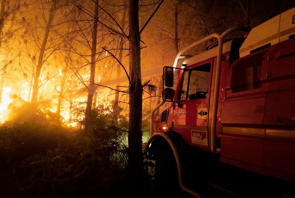 FOTO: Bombeiros trabalham para controlar um incêndio florestal perto de Landiras, no sudoeste da França, em 16 de julho de 2022.