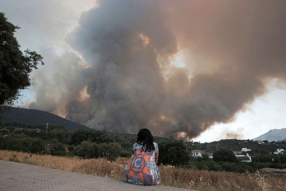 Foto: Uma mulher observa um incêndio florestal avançar perto de uma área residencial em Alhaurin de la Torre, Málaga, Espanha, 16 de julho de 2022.