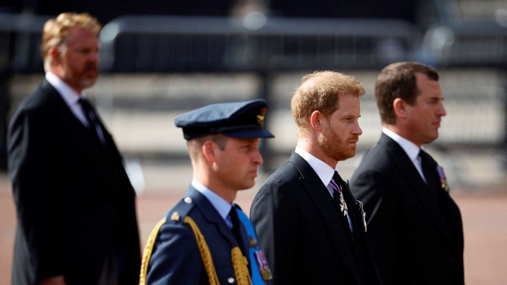 FOTOĞRAF: William, Galler Prensi ve Prens Harry, İngiltere Kraliçesi Elizabeth'in tabutunun, Londra'da, 14 Eylül 2022'de, Buckingham Sarayı'ndan Parlamento Binası'na nakledildiği bir tören alayı sırasında yürüyor.