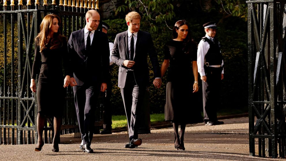 Foto: William, Principe di Galles, Caterina, Principessa di Galles, Principe Harry e Meghan, Duchessa di Sussex, camminano fuori dal Castello di Windsor dopo la morte della Regina Elisabetta II.