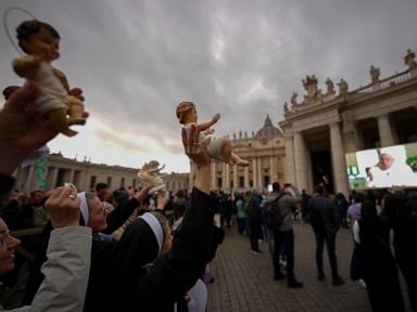 Pope Francis calls for a ceasefire on all fronts in his prayer ahead of Christmas