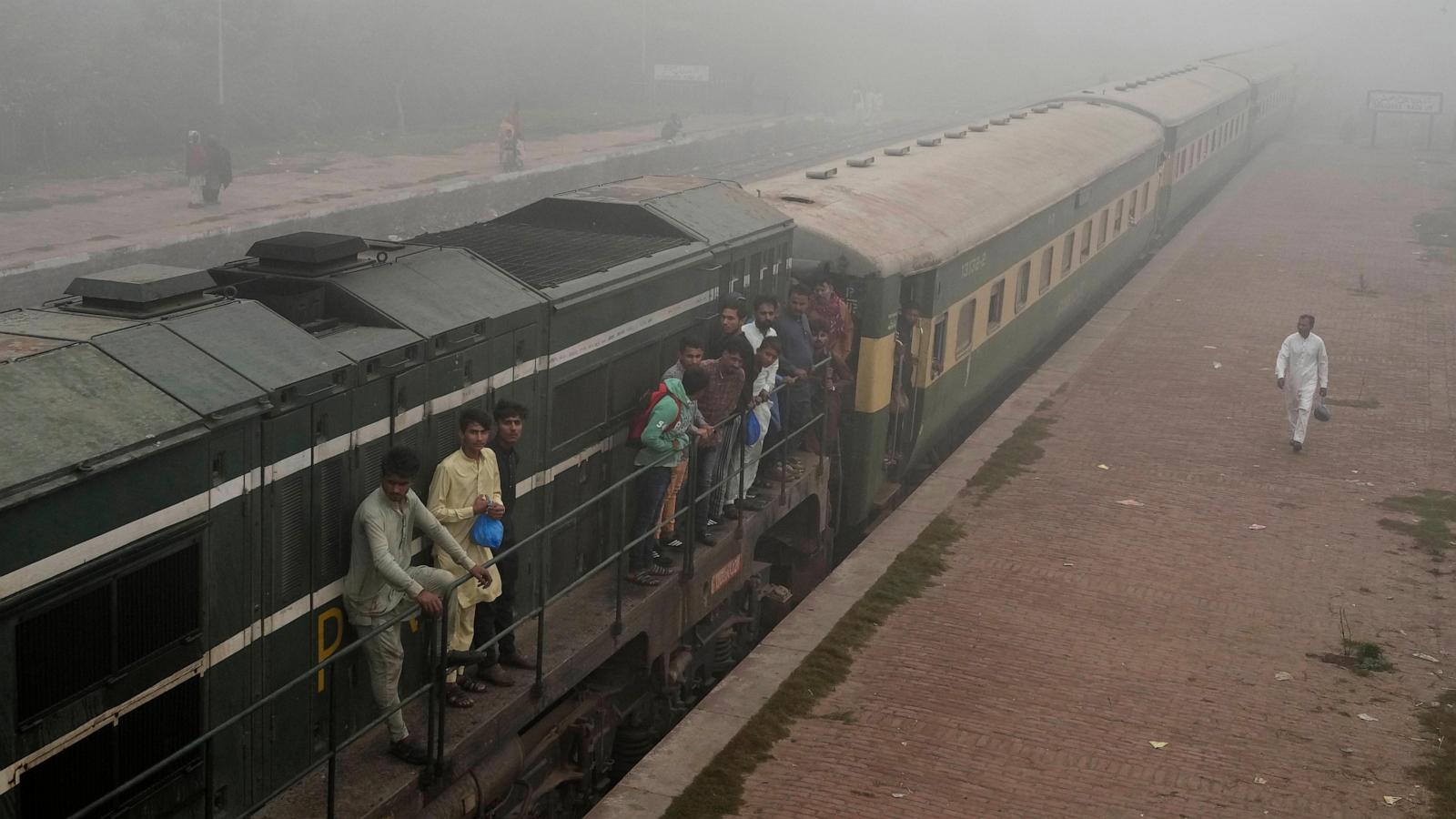 UN warns that toxic smog in Pakistan’s Punjab province is endangering children