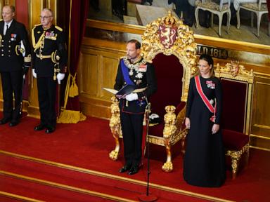 King Haakon VIII pledges an oath of allegiance to Norway's constitution as his father lies in state