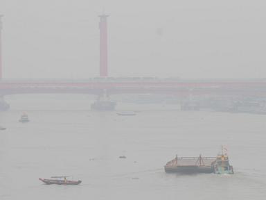 More schools close in Indonesia due to worsening haze from forest fires