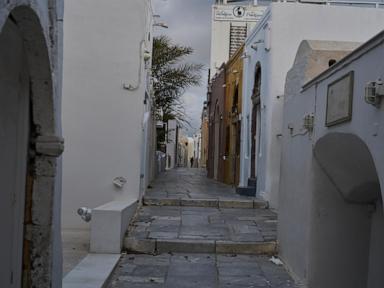 As quakes rattle Greek islands, brave tourists enjoy having Santorini to themselves